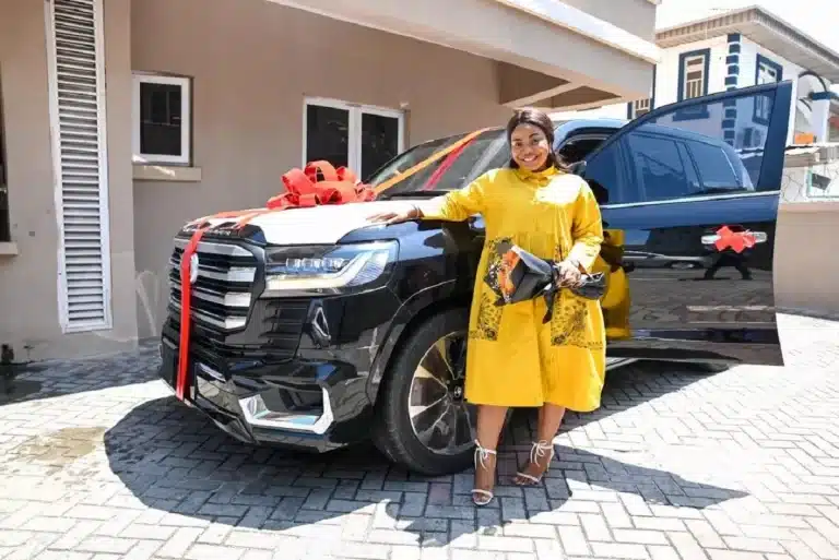 Nigeria : la chanteuse Mercy Chinwo reçoit une voiture pour son anniversaire