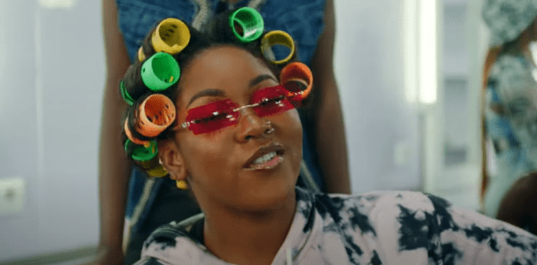 Gabon : la chanteuse Emma’a reçoit un véhicule de 25 millions de francs CFA comme cadeau