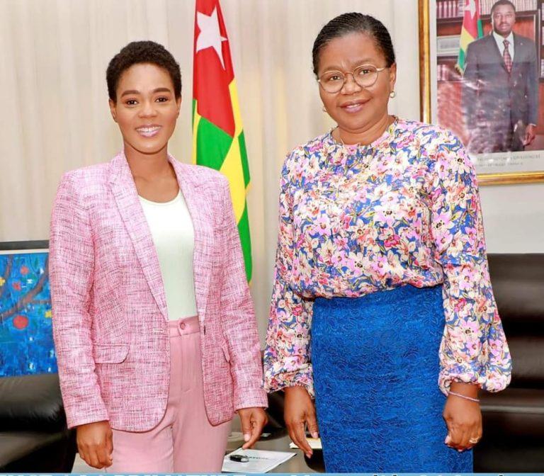 Togo : la chanteuse Almok chez la Première ministre Victoire Dogbé