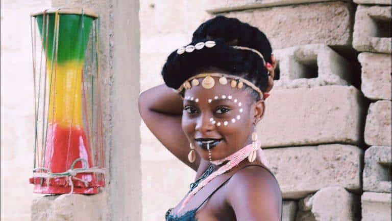 Bénin : la chanteuse Ayodele offre un cadeau au président Patrice Talon