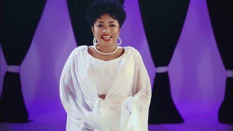 Cameroun : la chanteuse Grâce Decca offre la liberté à 8 détenus à Douala