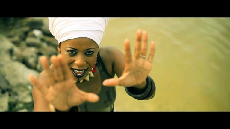 « En avais-tu besoin ? », la chanteuse Fafa Ruffino interpelle Richard Flash