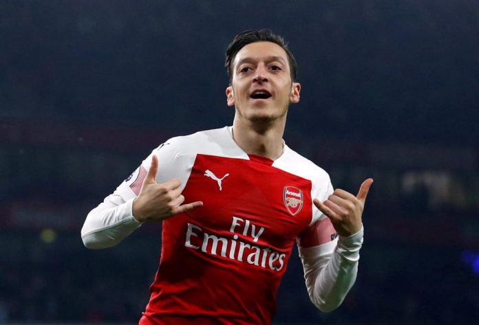 Le joueur allemand Mesut Özil prend sa retraite sportive