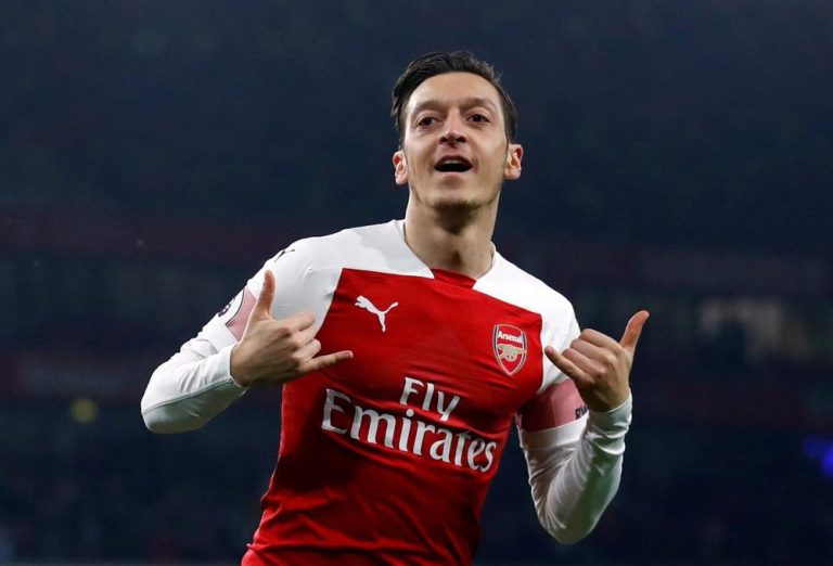 Le joueur allemand Mesut Özil prend sa retraite sportive