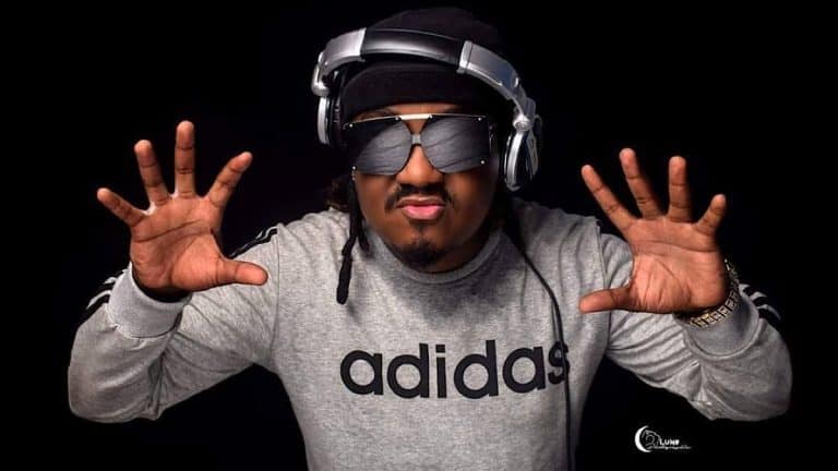 DJ Abdoul se produit sur scène dans un cercueil au Congo : les raisons !