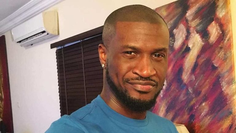 En plein concert, Peter Okoye embrasse une fan sur la bouche (Vidéo)