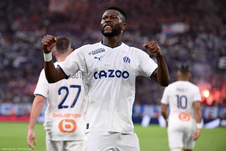 Congo : Chancel Mbemba présente son trophée Marc Vivian Foé à Félix Tshisekedi