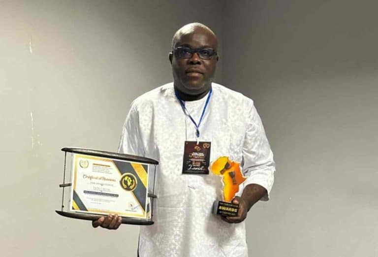 Kodjo Houngbèmè, lauréat du prix du meilleur acteur de développement africain lors des Tam-Tam d'Afrique Awards