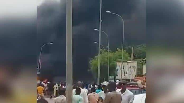 Niger : éruption de violence et saccage du siège du parti de Mohamed Bazoum suite au coup d'État