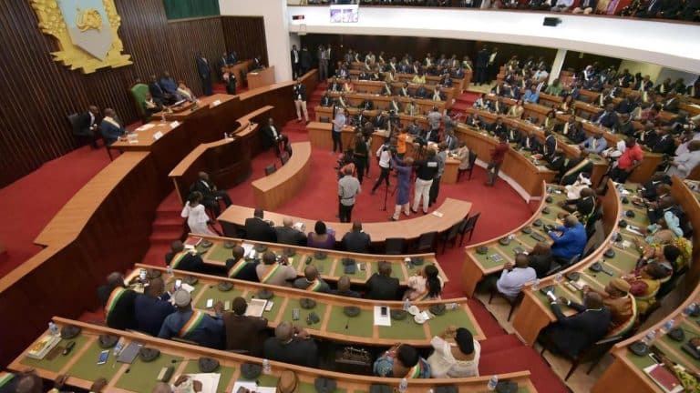 Vers une nouvelle ère politique en Côte d'Ivoire : le parlement approuve la révision constitutionnelle