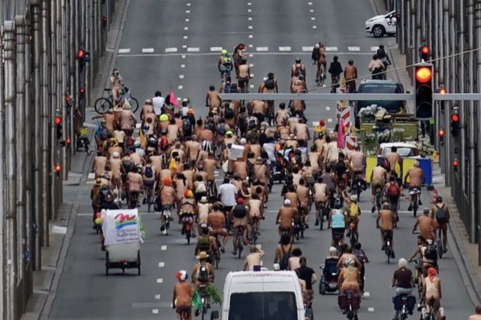 Des cyclistes défilent nus dans les rues de Lyon (photos)