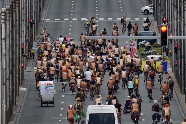 Des cyclistes défilent nus dans les rues de Lyon (photos)