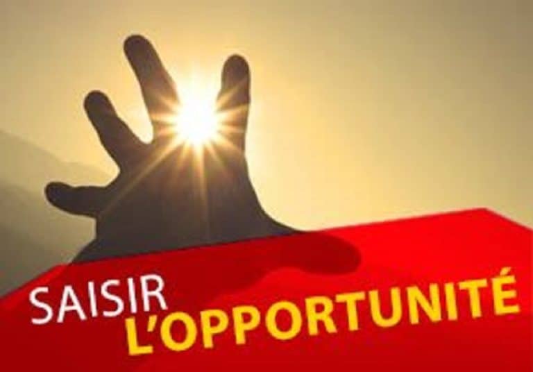 La Présidentielle au Mali Reportée : Nouveau Retard dans la Transition Vers la Démocratie L'échéance tant attendue de la présidentielle au Mali, qui devait marquer le retour des civils au pouvoir après le coup d'État militaire d'août 2020, vient de subir un report inattendu. Le gouvernement de transition, dirigé par le colonel putschiste Assimi Goïta, a annoncé le 25 septembre que le scrutin, initialement prévu pour février 2024, serait reporté pour des « raisons techniques ». Cette décision soulève des questions et suscite des inquiétudes quant à la transition vers la démocratie dans le pays. Un Report Justifié par des "Raisons Techniques" Le gouvernement de transition à Bamako a expliqué que le report de la présidentielle était nécessaire en raison de « raisons techniques ». Le colonel Abdoulaye Maïga, porte-parole du gouvernement, a déclaré devant des journalistes que les dates initiales du 4 et du 18 février 2024 pour les deux tours du scrutin seraient décalées, sans préciser la nouvelle échéance. Parmi les « raisons techniques » avancées, les autorités ont cité l'adoption d'une nouvelle Constitution en 2023, la révision des listes électorales, ainsi qu'un litige avec la société française Idemia, impliquée dans le processus de recensement électoral. Ces explications techniques soulèvent des interrogations quant à leur validité et à l'impact potentiel sur le processus électoral. Renoncement aux Législatives En plus du report de la présidentielle, le gouvernement de transition a également annoncé son renoncement à organiser des élections législatives avant la présidentielle. Ces législatives étaient initialement prévues pour la fin de l'année 2023. Le gouvernement a pris la décision de se concentrer exclusivement sur l'élection présidentielle comme moyen de mettre fin à la période de transition. Le communiqué officiel indique : « Le gouvernement décide d'organiser exclusivement l'élection présidentielle pour sortir de la Transition. Les autres élections feront certainement l'objet d'un autre chronogramme qui sera établi par les nouvelles autorités, sous les directives du nouveau président de la République. » Un Nouveau Retard dans la Transition Ce report de la présidentielle représente un nouveau retard dans la transition vers la démocratie au Mali. Les militaires sont arrivés au pouvoir à la suite de deux coups d'État en août 2020 et mai 2021. À l'origine, ils avaient promis de céder le pouvoir aux civils après des élections présidentielle et législatives prévues en février 2022. Cependant, la junte dirigée par le colonel Assimi Goïta avait annoncé fin 2021 qu'elle ne pourrait pas respecter ce calendrier, évoquant la nécessité de mener des réformes profondes avant de revenir à un gouvernement civil élu. Cette décision avait suscité des préoccupations au niveau national et international quant à la prolongation de la présence militaire au pouvoir. Le report de la présidentielle soulève des questions sur la stabilité politique du Mali et sur la capacité de la junte à respecter ses engagements en matière de transition démocratique. Les acteurs nationaux et internationaux continuent de surveiller de près l'évolution de la situation politique dans ce pays d'Afrique de l'Ouest.