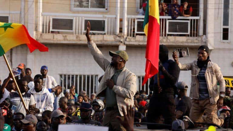 Sénégal : une chanson à la gloire de Ousmane Sonko déclenche des échauffourées au stade Amadou Barry de Guédiawaye