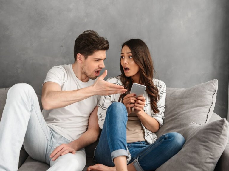 Vie de couple : que faire si vous souhaitez fouiller le téléphone de votre partenaire ?