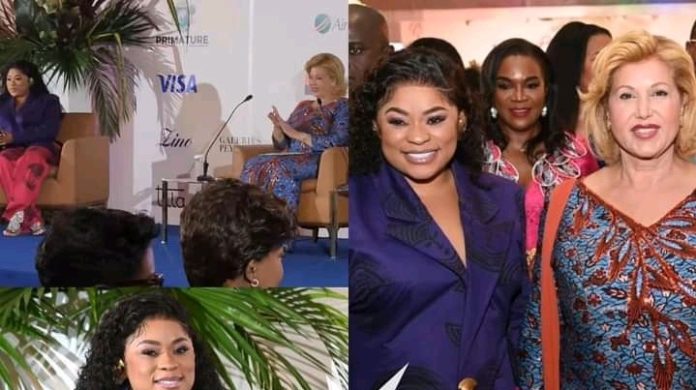 L’entrepreneure camerounaise Belle Jones donne un cours de gestion digitale avec la Première Dame ivoirienne Dominique Ouattara