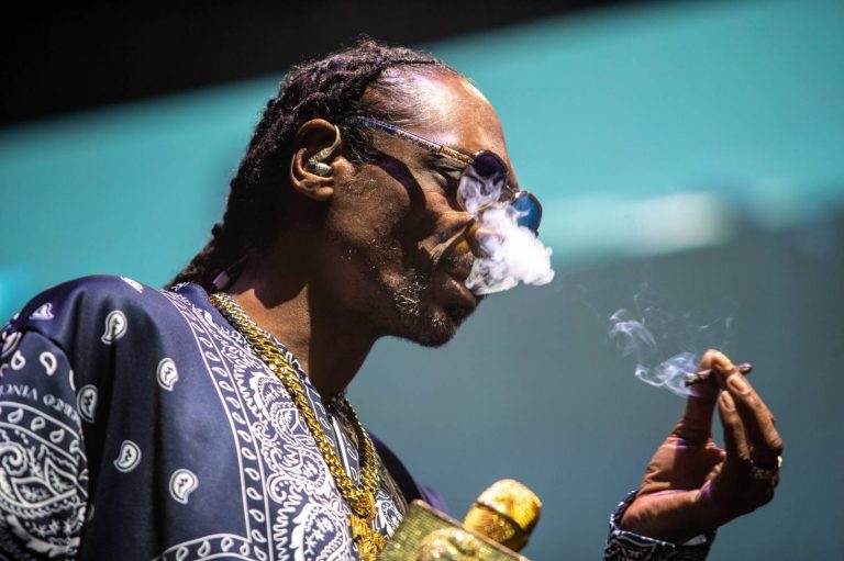 Snoop Dogg : le célèbre rappeur américain « décide d’arrêter de fumer » et fais une demande à ses fans