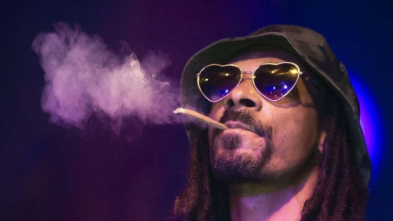 Le rappeur Snoop Dogg « décide d’arrêter de fumer » : la vérité derrière la décision surprend