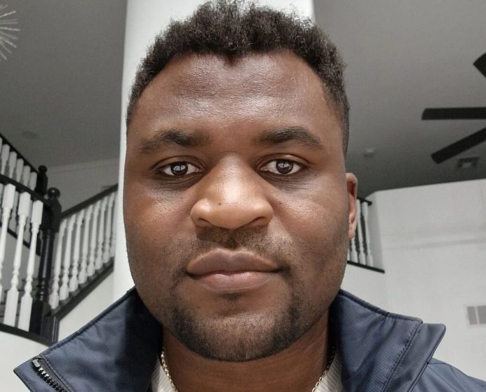Francis N'Gannou s'enfuit sur une moto devant ses fans