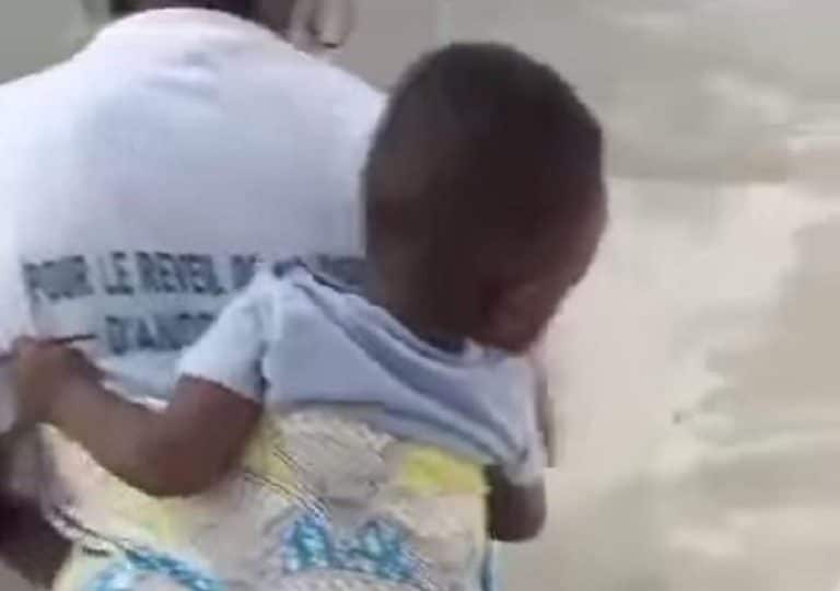 Côte d’Ivoire : la vidéo d’une femme maçonne en train de faire du crépissage avec son enfant au dos agite la toile