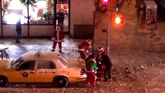 Deux pères Noël se livrent à une bagarre en plein marché (vidéo)