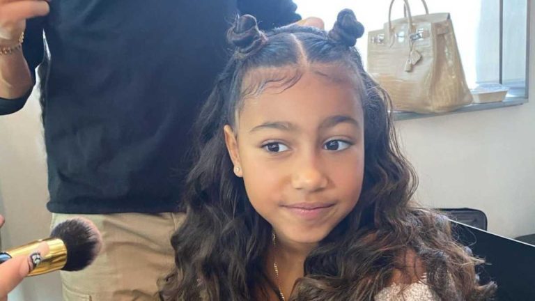 North West : la fille de 10 ans du rappeur Kanye West lance sa carrière dans le rapau concert de son père (vidéo)