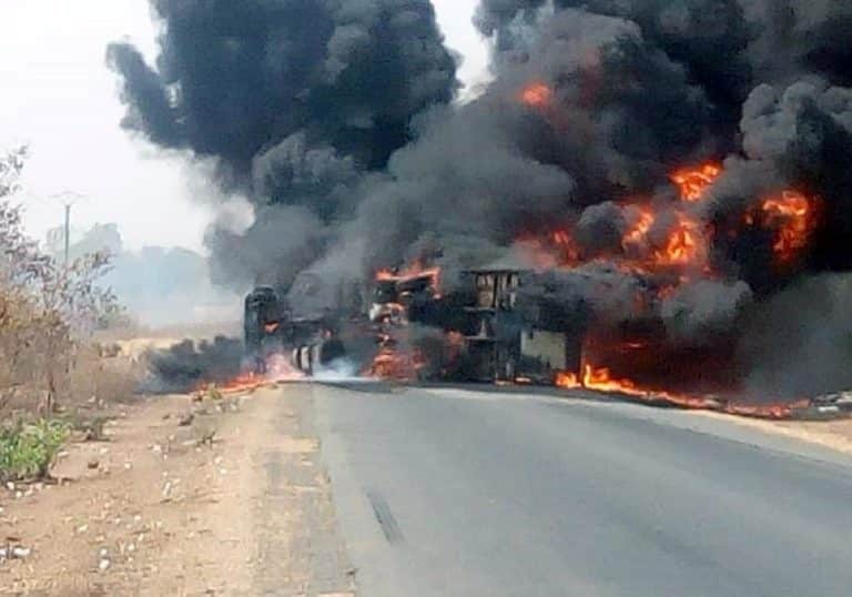 Grave accident de route à Toffo : la collision entre deux camions fait 3 morts calcinés