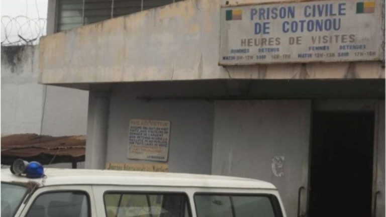Scandale à la prison civile de Cotonou : le régisseur et une surveillante sanctionnés après la visite des députés LD à Joël Aïvo