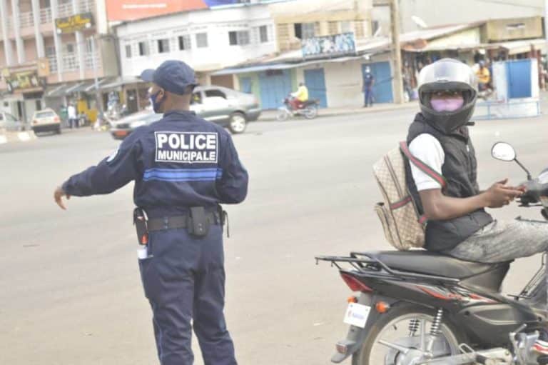 Bénin : un commissaire blessé lors d&rsquo;un contrôle de port de casque à Azovè