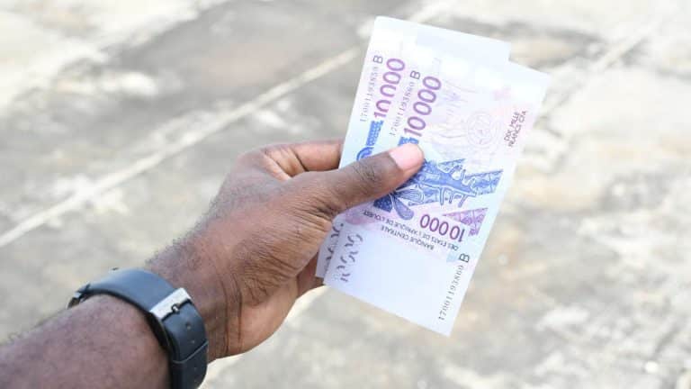 Bénin : la vengeance d’une jeune fille qui a reçu un faux billet de banque après une partie de jambes en l’air