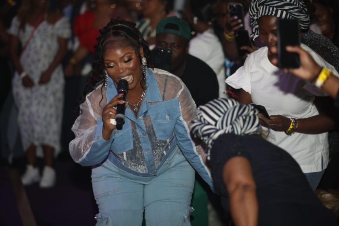 Roseline Layo met feu Harlem à New York