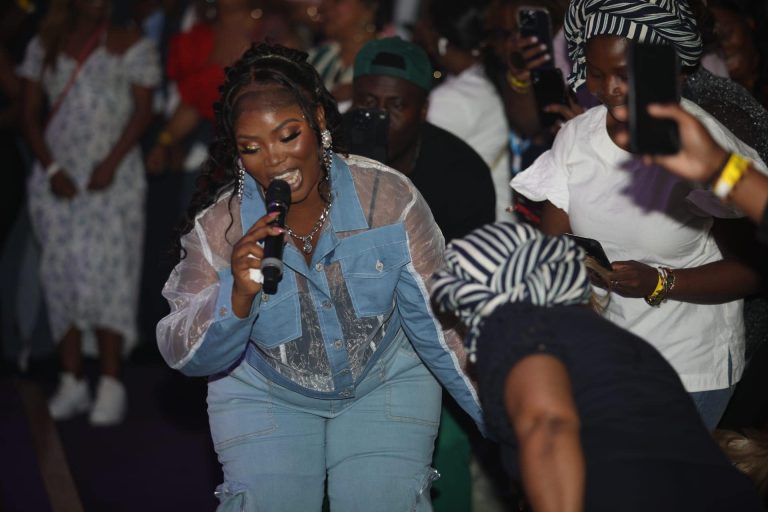 Roseline Layo met feu Harlem à New York