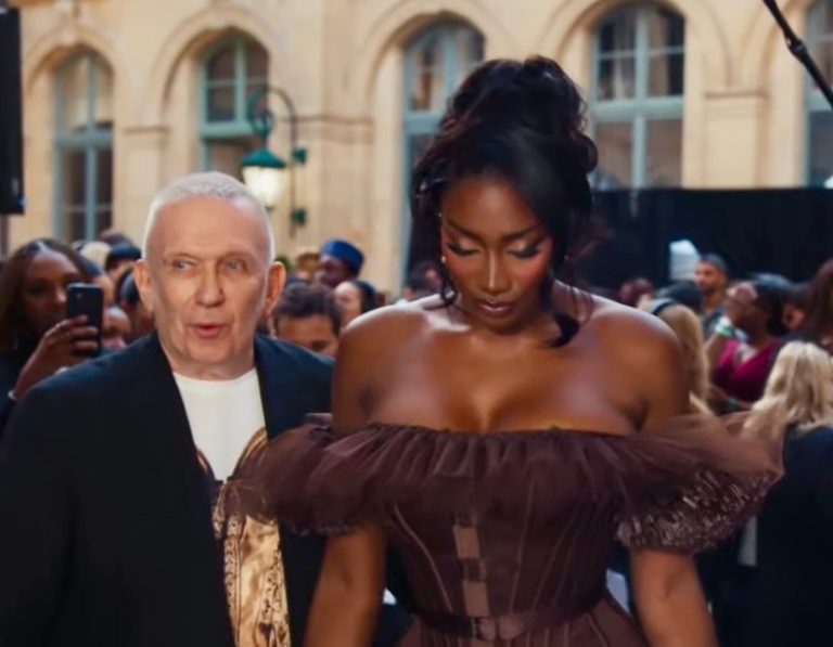 « Son corps est extraordinaire » : le géant de la mode Jean-Paul Gauthier en extase devant Aya Nakamura