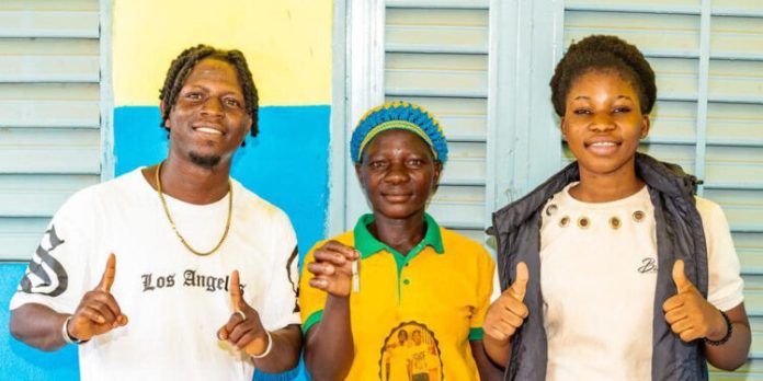 La jeune star burkinabé Aïcha Trembler comble sa famille