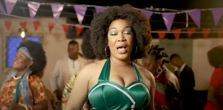 Josey éblouit avec le Clip de "Double Jeu"