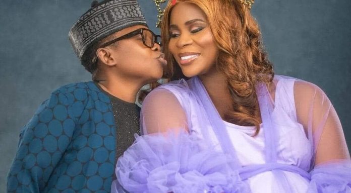Après son divorce, le célèbre acteur nigérian Chinedu Ikedieze dévoile le visage de sa nouvelle femme