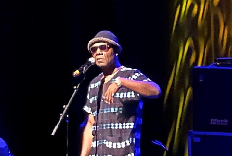 Côte d’Ivoire : cet émouvant message de Bee Joe, le pionnier du slam ivoirien à la jeunesse