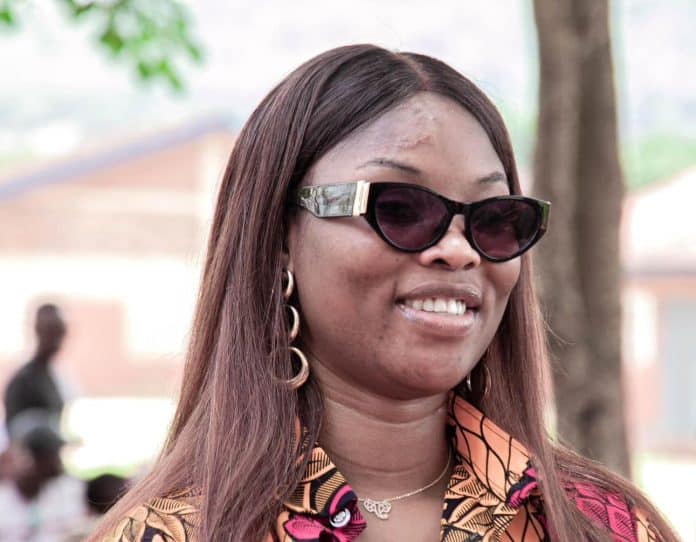 Un cadeau exceptionnel de Roseline Layo pour ses fans