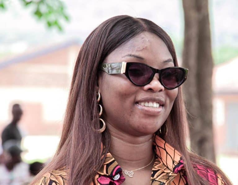 Un cadeau exceptionnel de Roseline Layo pour ses fans