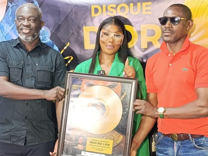 Roseline Layo reçoit son disque d’or ivoirien