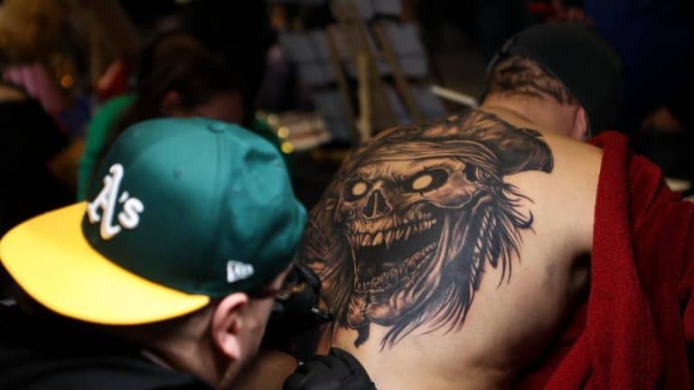 Un influenceur décède lors d'une séance de tatouage