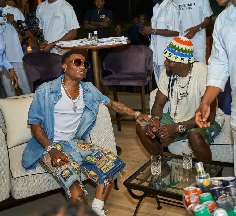 Ce geste incroyable de Wizkid envers Emmanuel Adebayor