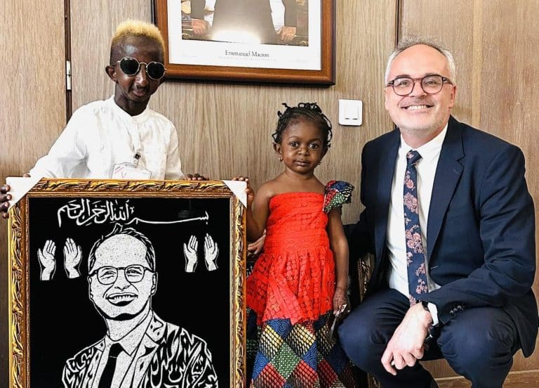 En Guinée, Grand P et sa nouvelle compagne reçus par l'ambassadeur de France