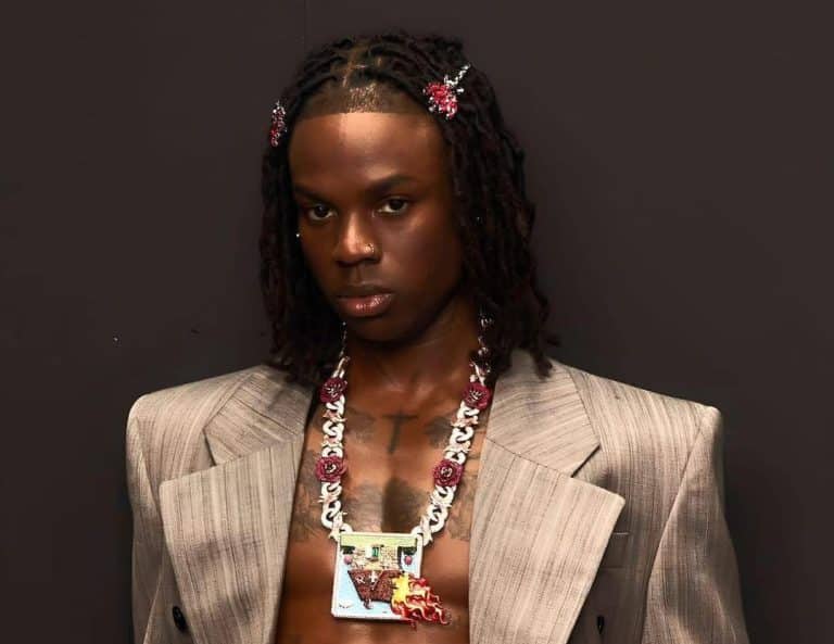 Rema : « Je suis prêt, il est temps d'assumer ce que je suis. Vivre dans la peur…»