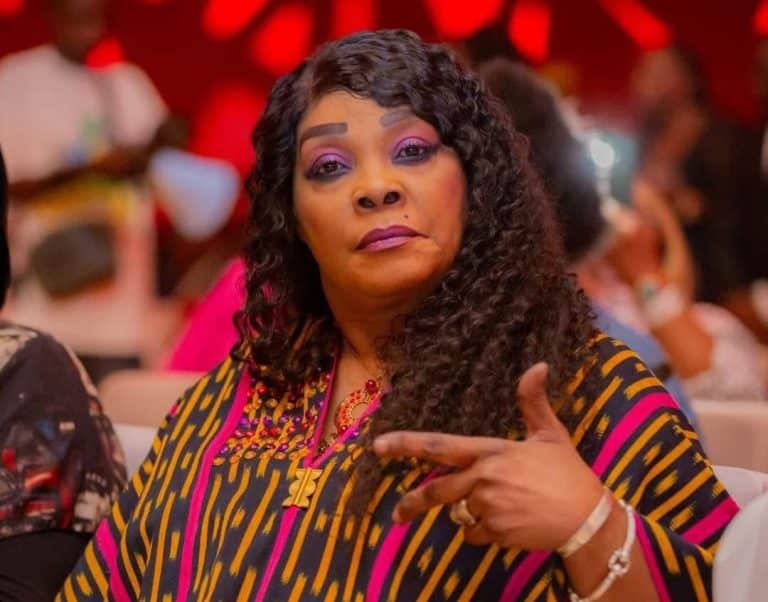 Triple Disque de Platine de DJ Arafat : Tina Glamour en colère sort de ses gonds