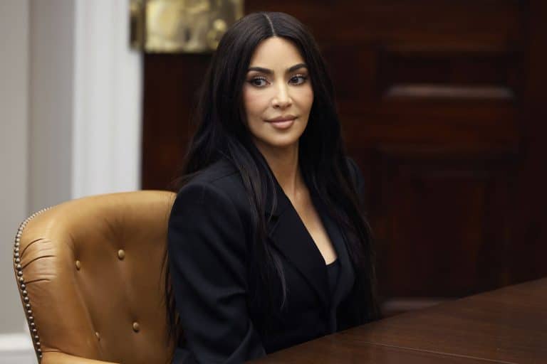 Kim Kardashian décroche son diplôme de droit, lance une pique à son ex