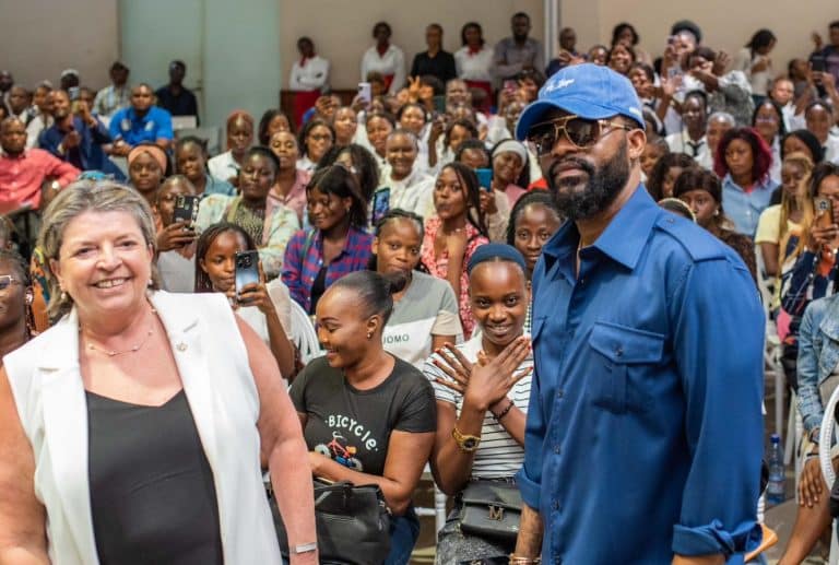 RDC : Fally Ipupa fait parler son cœur dans le social