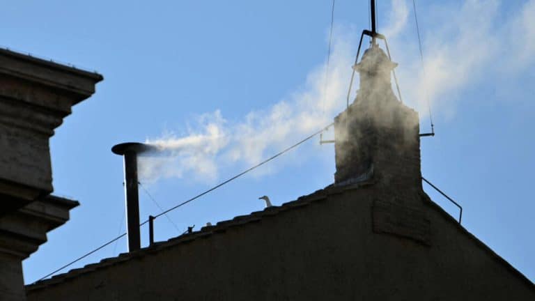 Vatican : la fumée blanche annonce l’élection du nouveau pape ce jeudi