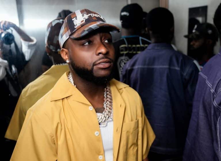Quand la ferveur vire à l’agression : un fan s’en prend à Davido lors d’une sortie (vidéo)