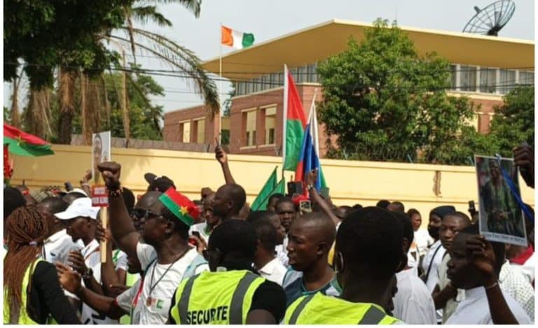 Décès de Alino Faso : des manifestants prennent d’assaut l’Ambassade de la Côte d’Ivoire à Ouagadougou